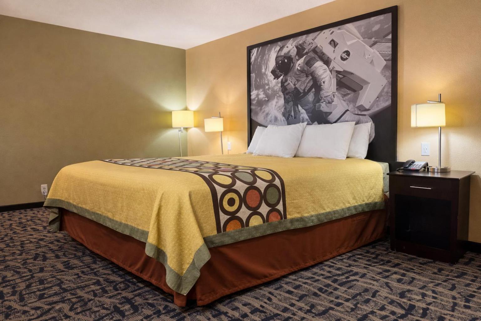 King Room with Bath Tub - Mobility Accessible/Non-Smoking