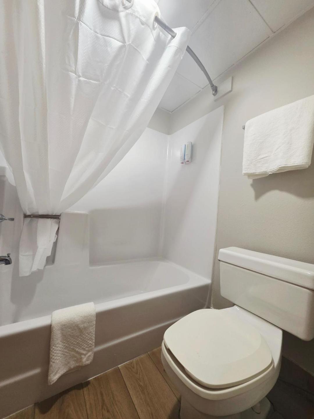 Quadruple Room with Two Queen Beds - Non Smoking/Exterior Corridor