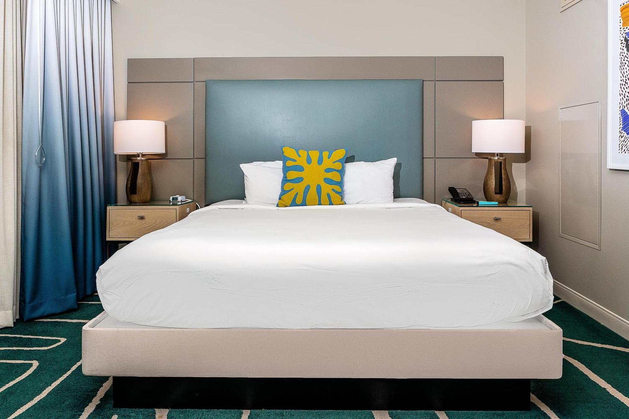 Corner King Suite with City View