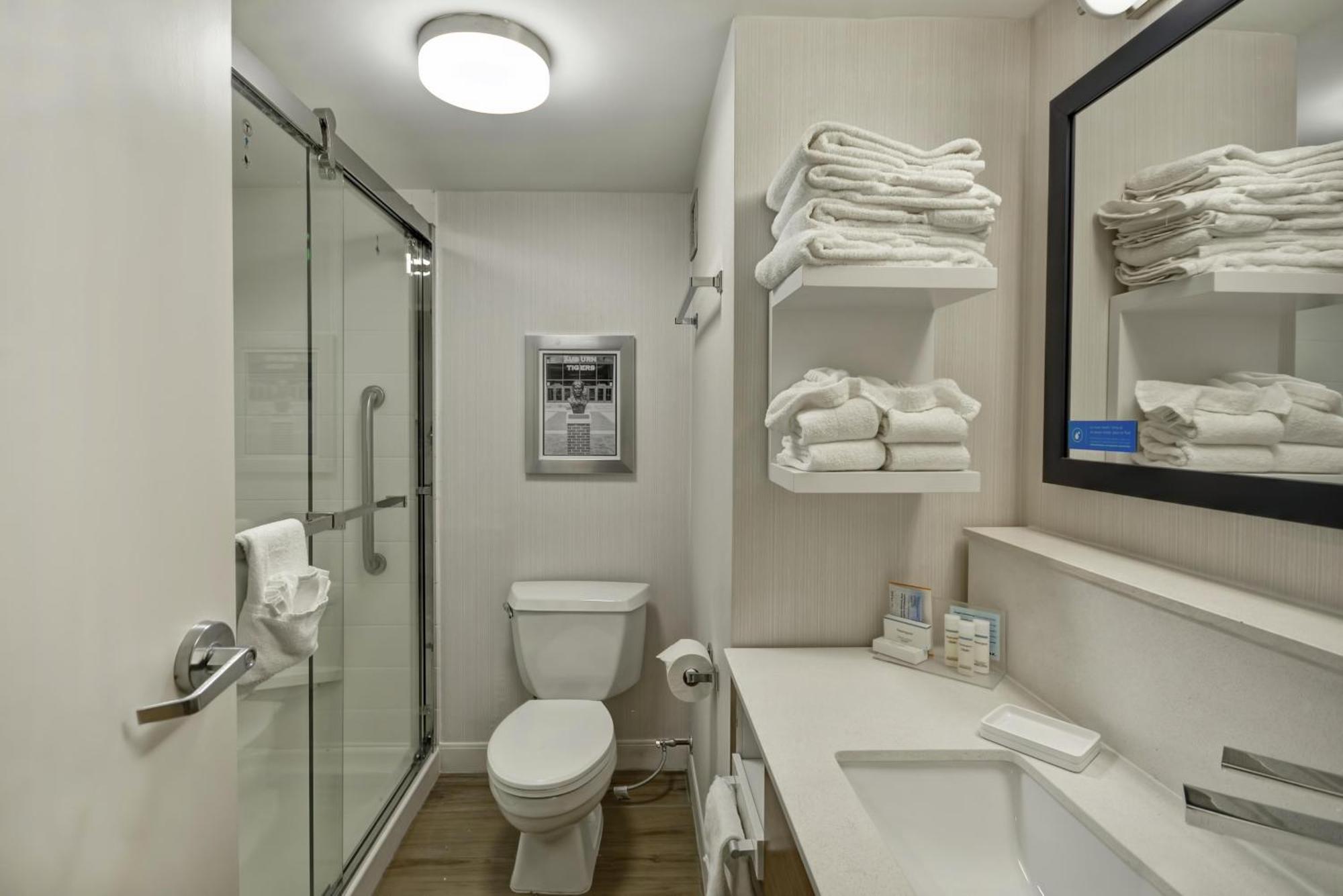 King Room with Shower - Non-Smoking