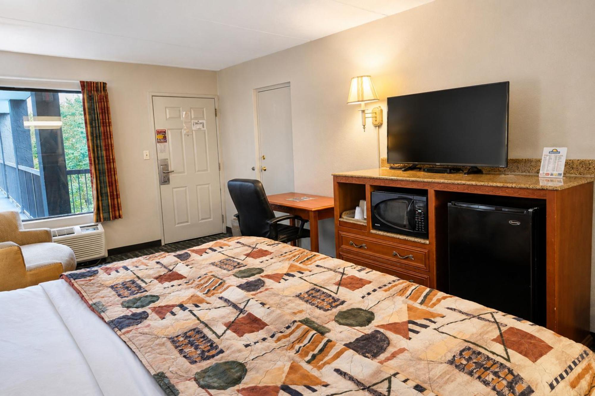 King Room with Sofa - Non-Smoking