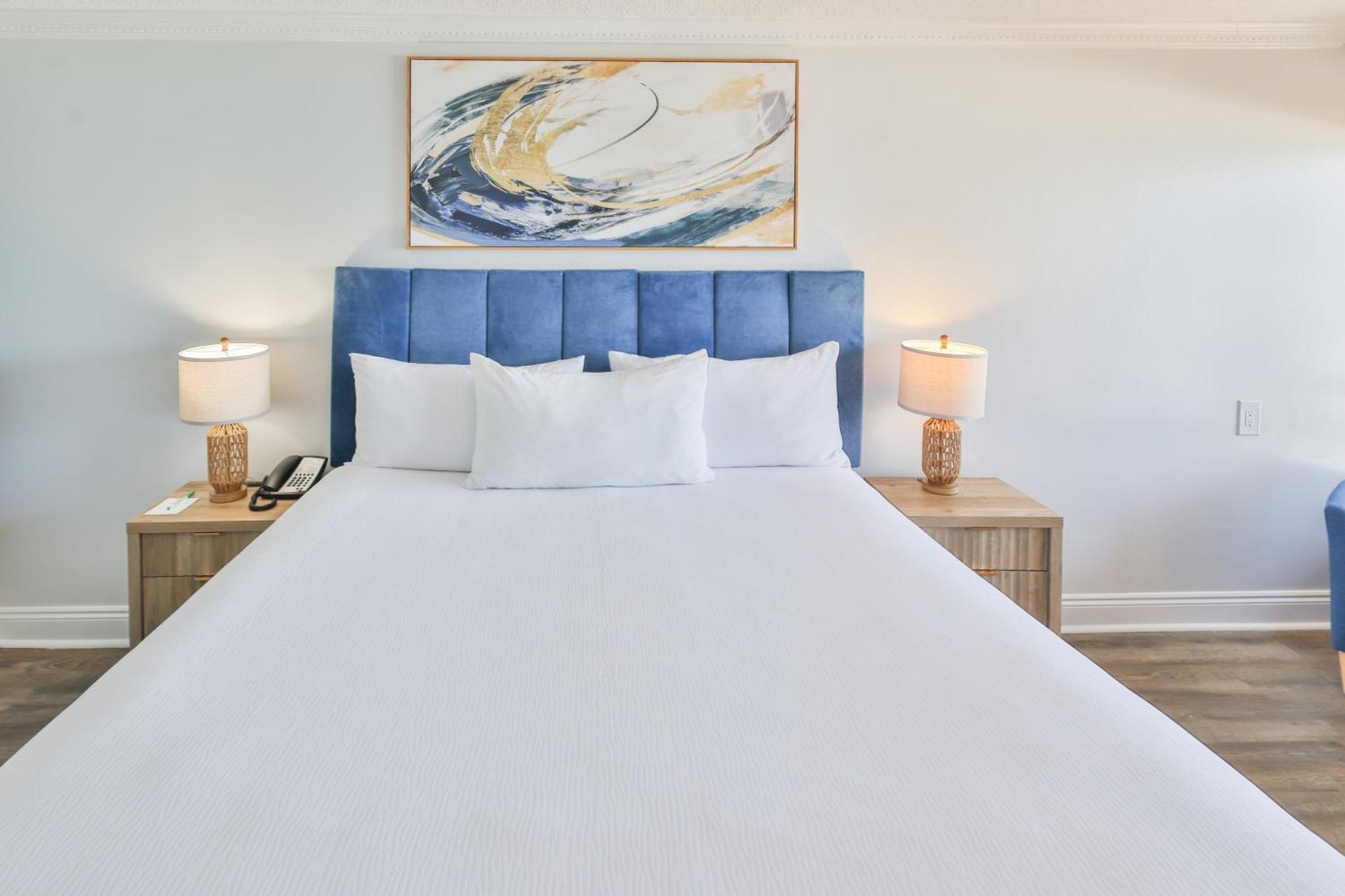 King Room with Bathtub with Grab Bars - Mobility Accessible