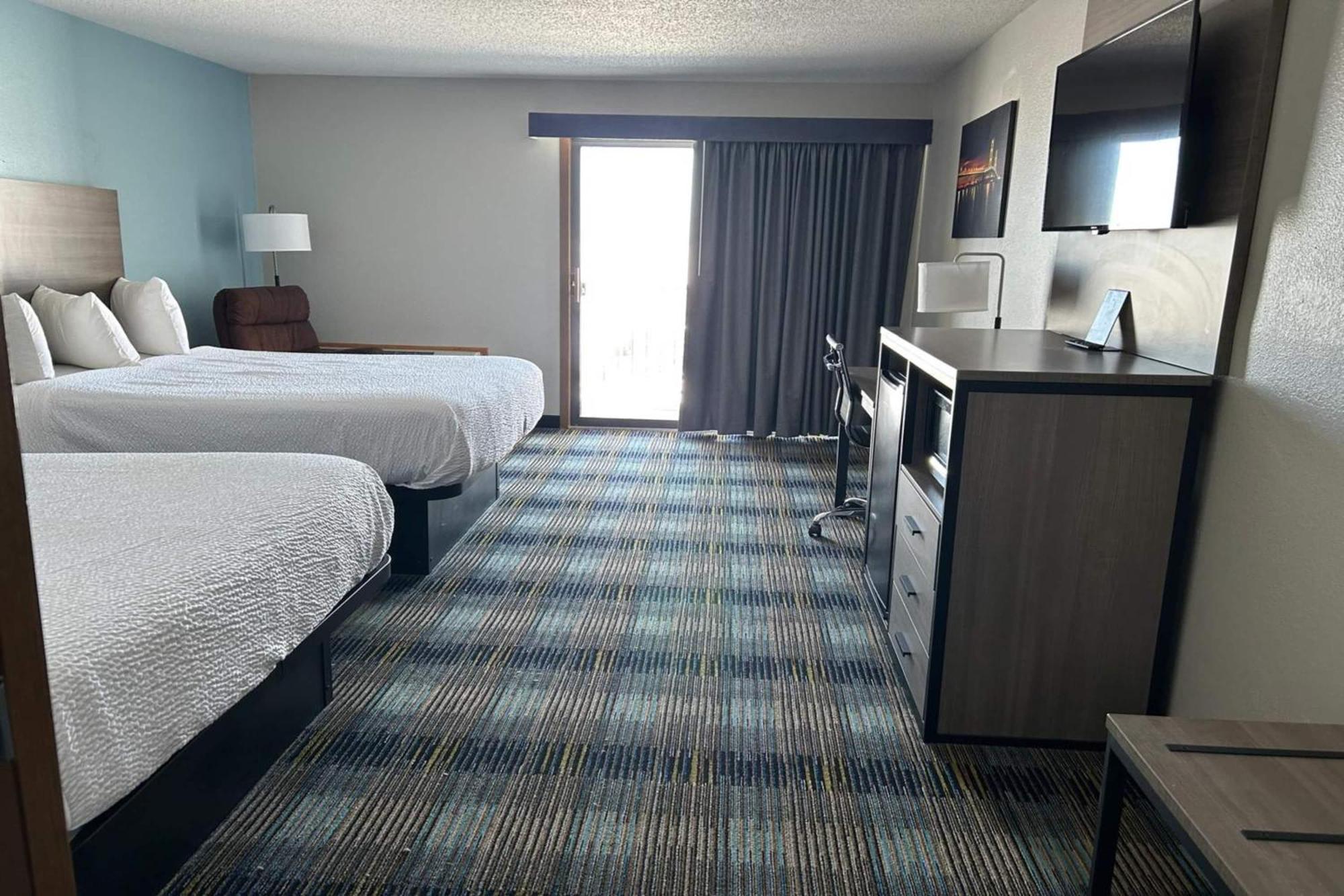 Two-Bedroom Suite One King Bed Two Queen Beds Lake View Non-Smoking,1770905028:JPEG