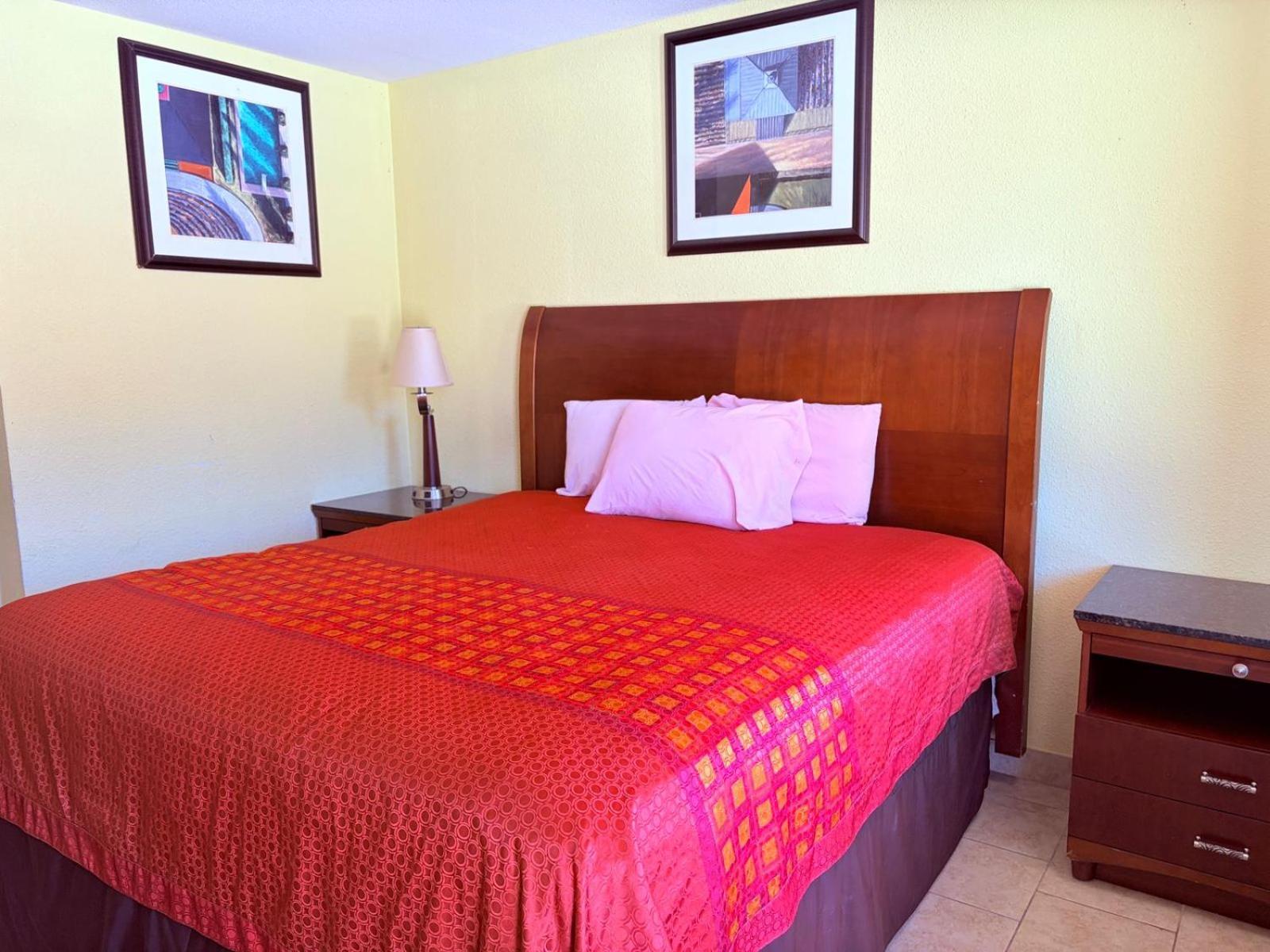 King Bed with Kitchenette Non-Smoking