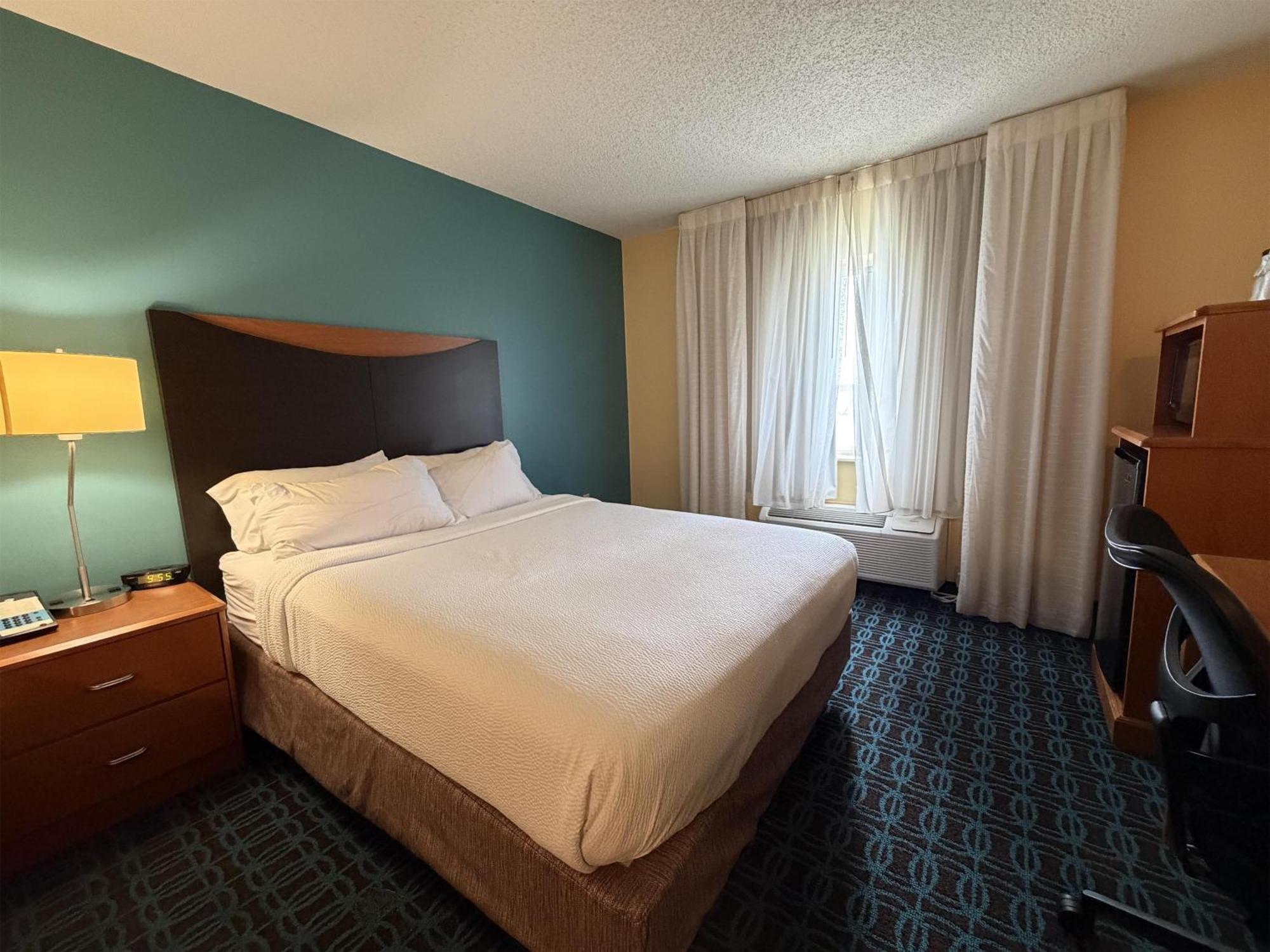 Queen Room with Roll-In Shower - Disability Access/Non-Smoking