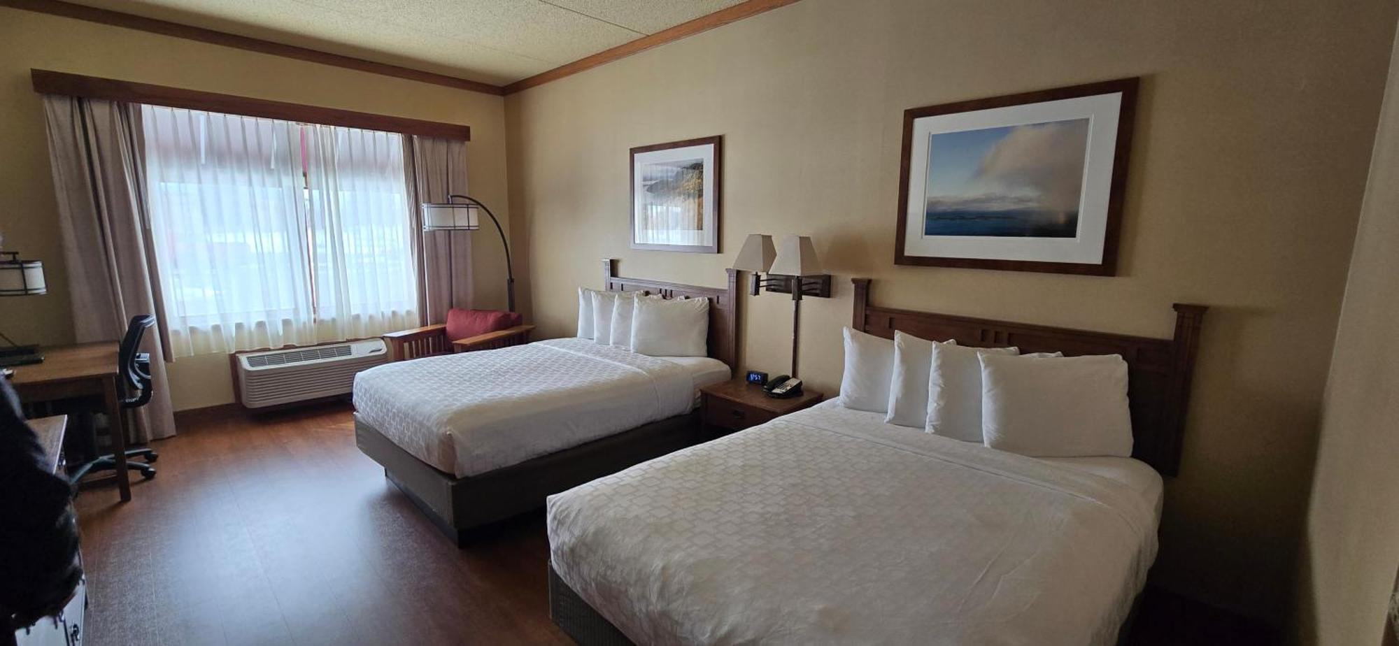 Queen Room with Two Queen Beds with Lake View