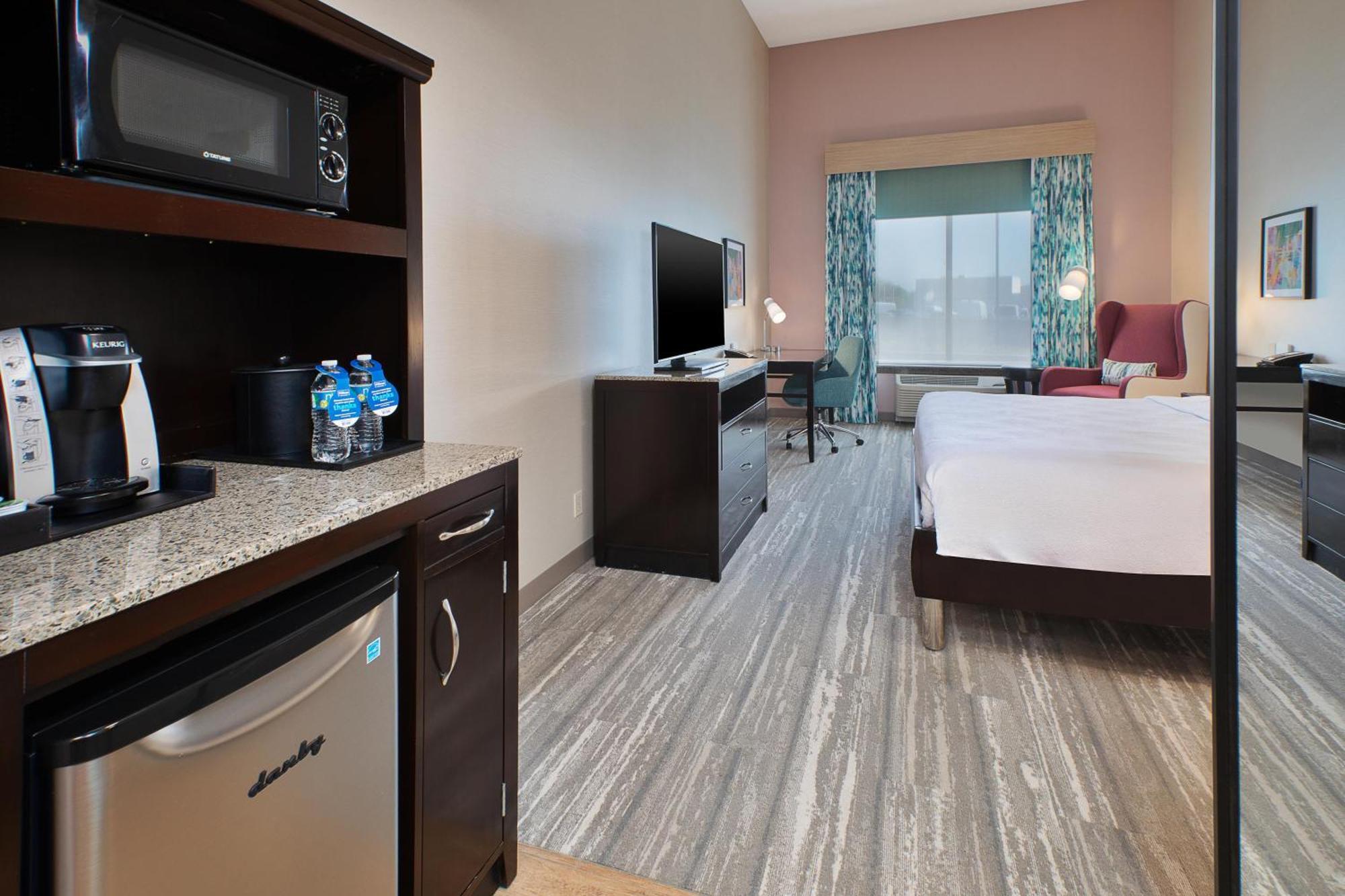 King Room with Roll-In Shower - Mobility Access