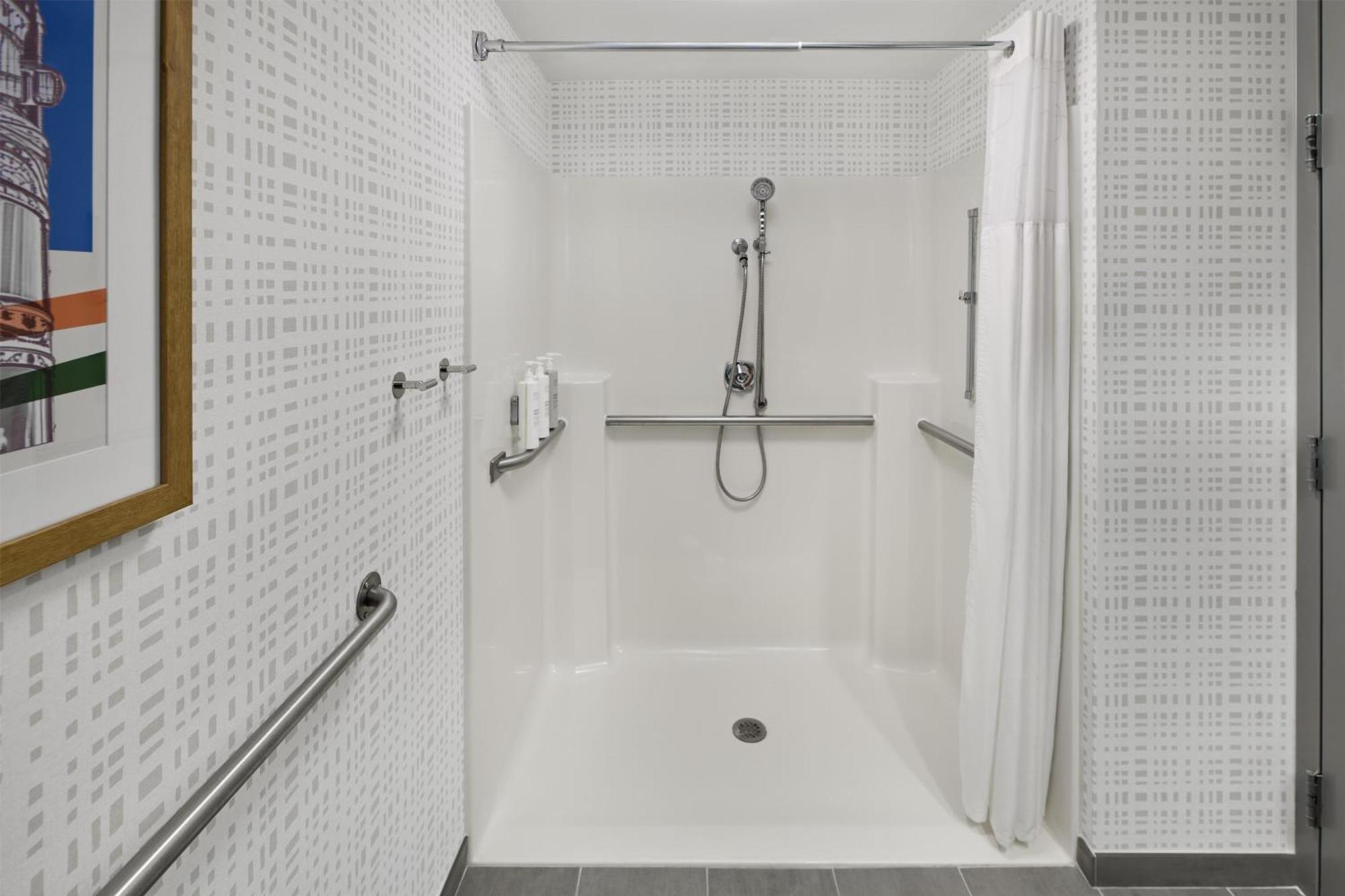 Queen Room with Mobility Access/Non-Smoking