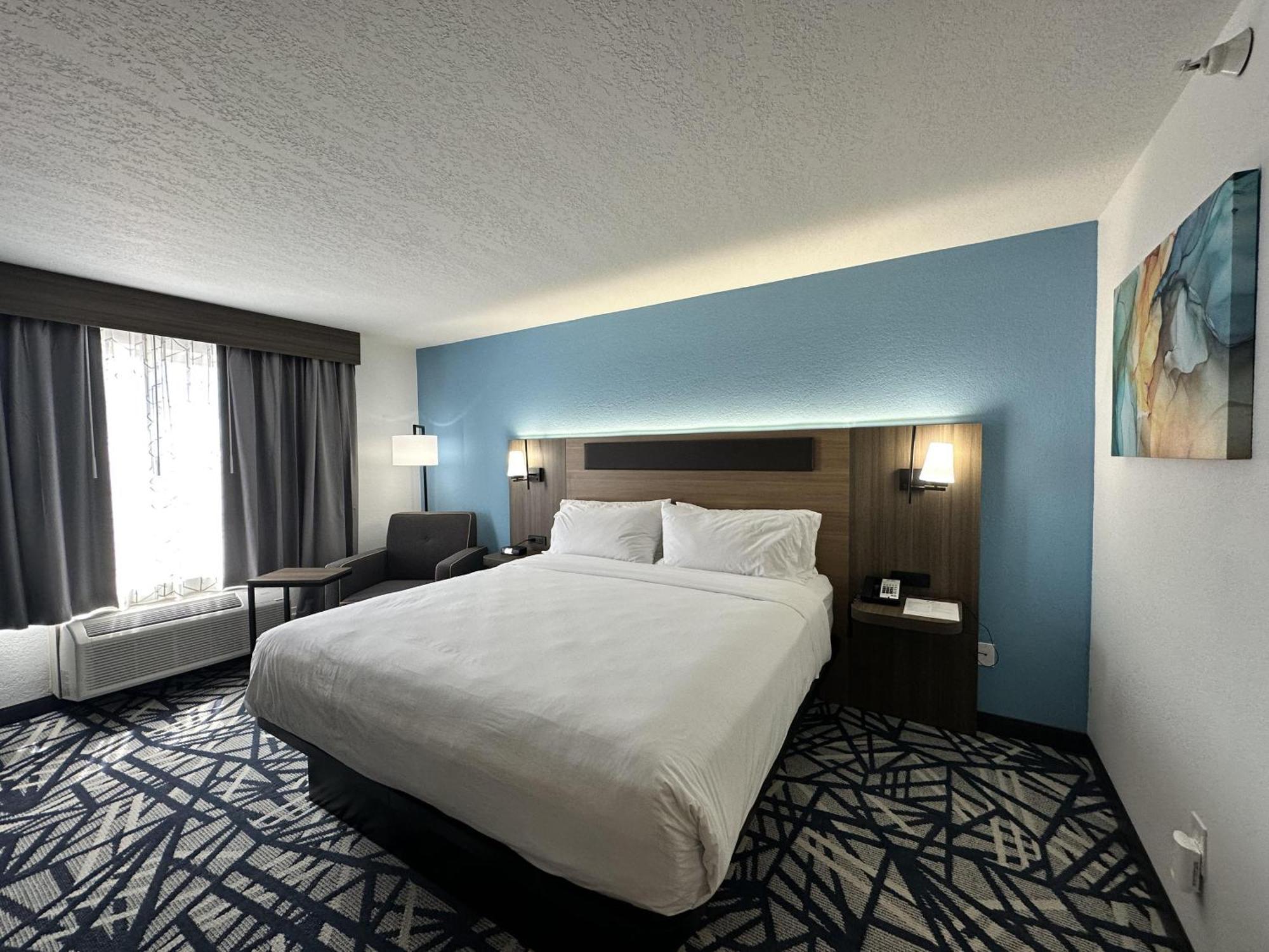 King Suite with Sofa Bed and Wet Bar - Non-Smoking