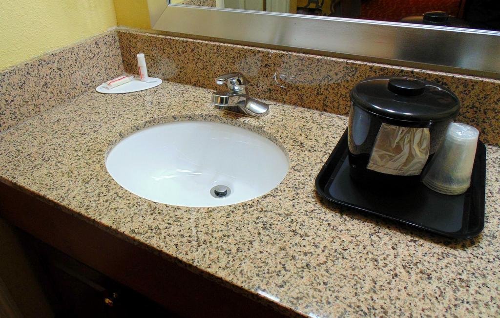 Queen Room with Two Queen Beds - Non-Smoking,190155919:JPEG