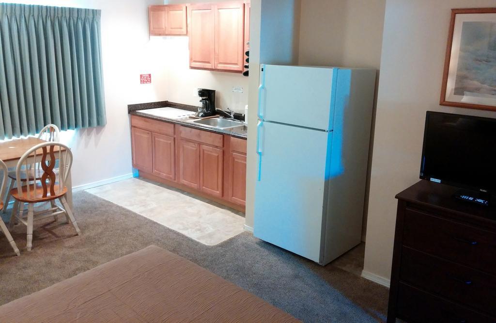 One-Bedroom Suite with Kitchenette - Ocean View