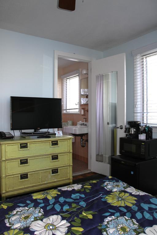 Petite Room with One Queen Bed- In Separate House,704603500:JPEG
