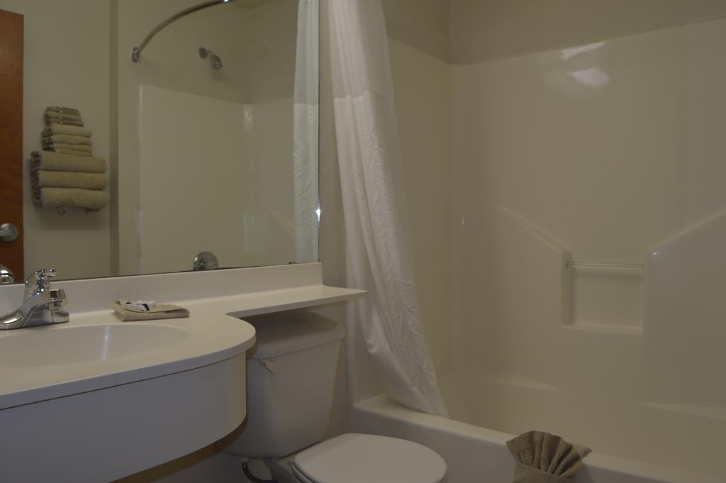 Queen Room with Two Queen Beds - Non-Smoking,226054766:JPEG