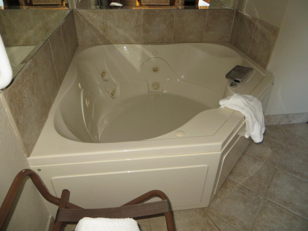Deluxe King Suite - Non-Smoking
