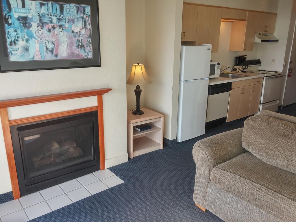 Queen Suite - Non-Pet,400603593:JPEG