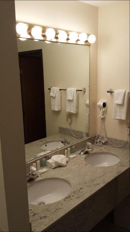 Deluxe Suite with Lake View,974937286:JPEG