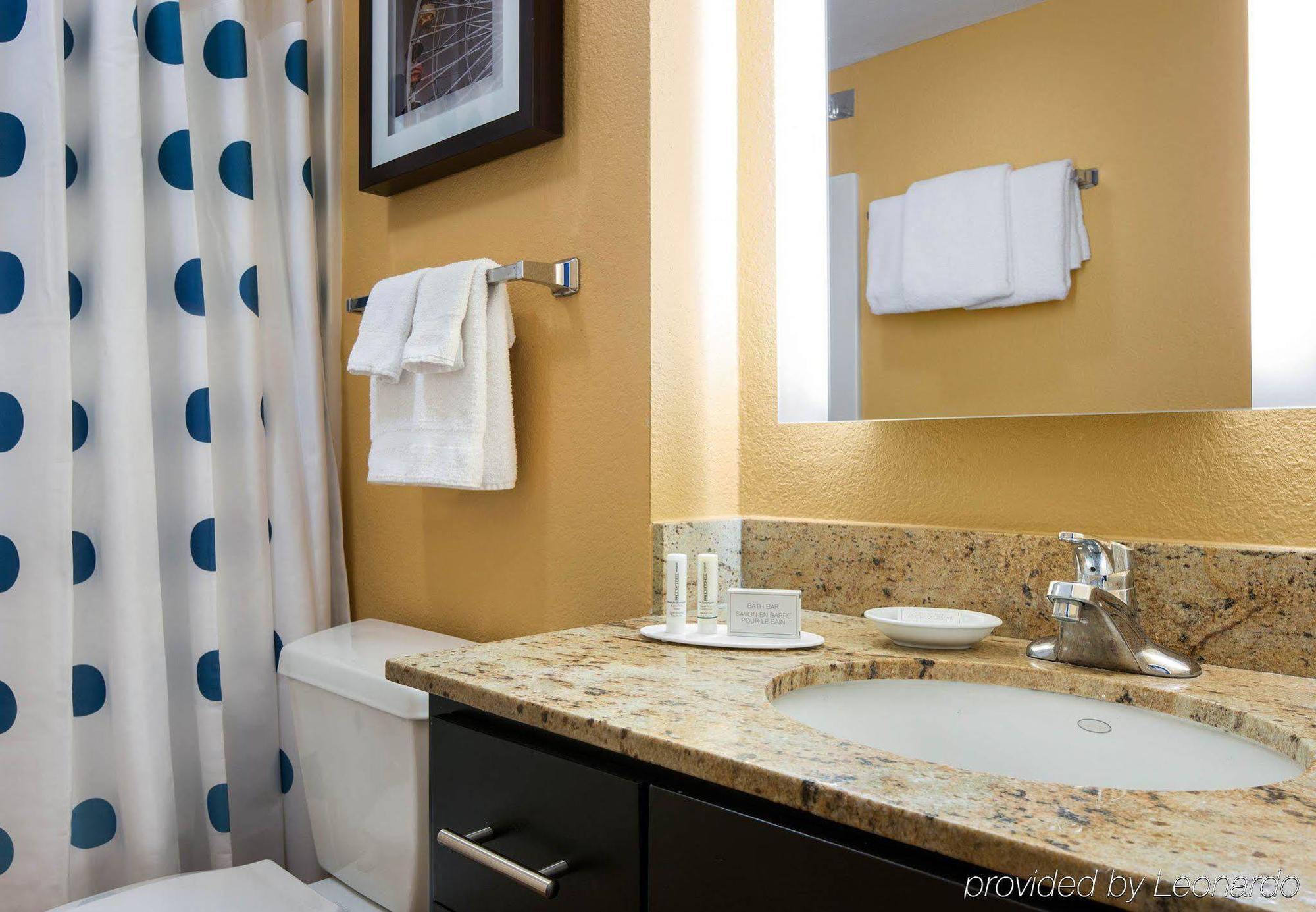 One-Bedroom Queen Suite