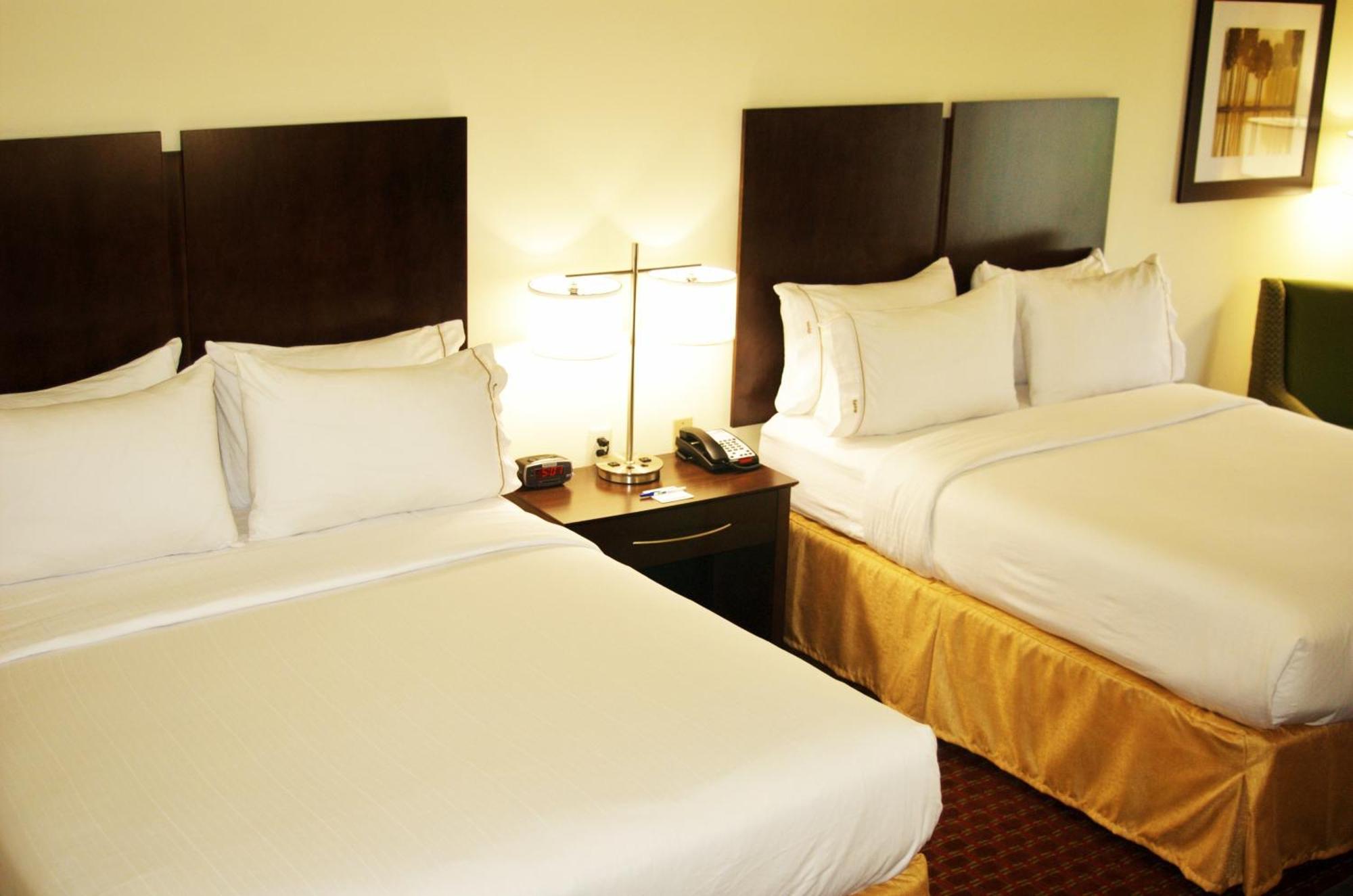 Queen Room with Two Queen Beds - Hearing Accessible/Non-Smoking,1019218312:JPEG