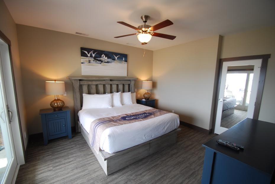 Lakeside Lodge Premium King Suite