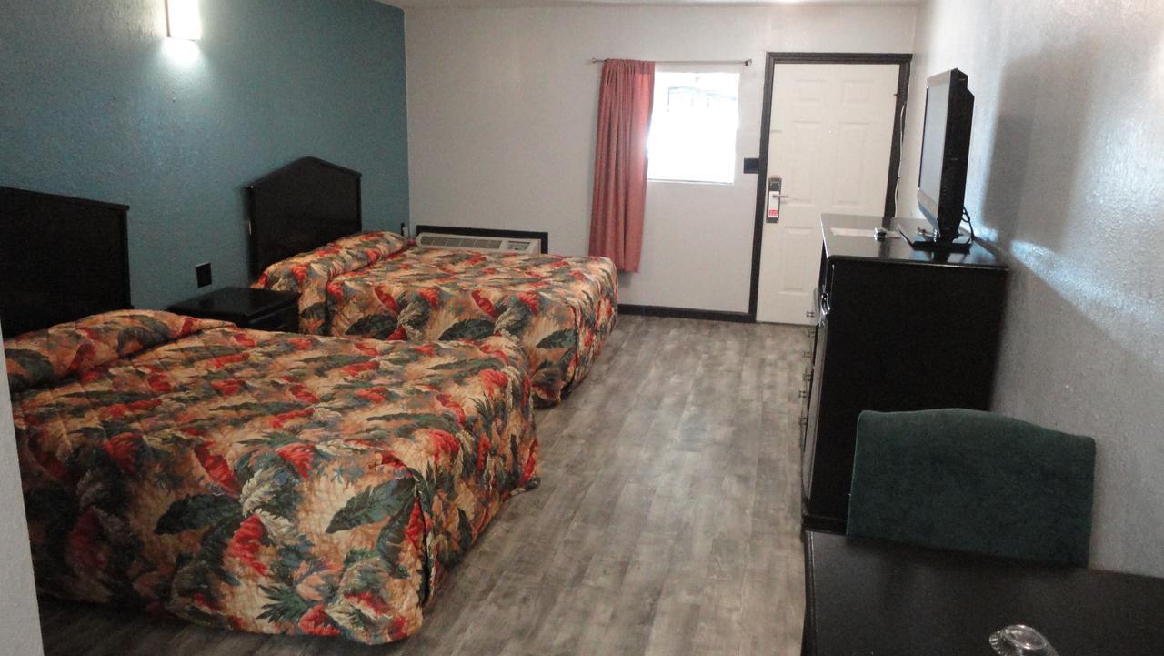 Queen Room with Two Queen Beds - Smoking