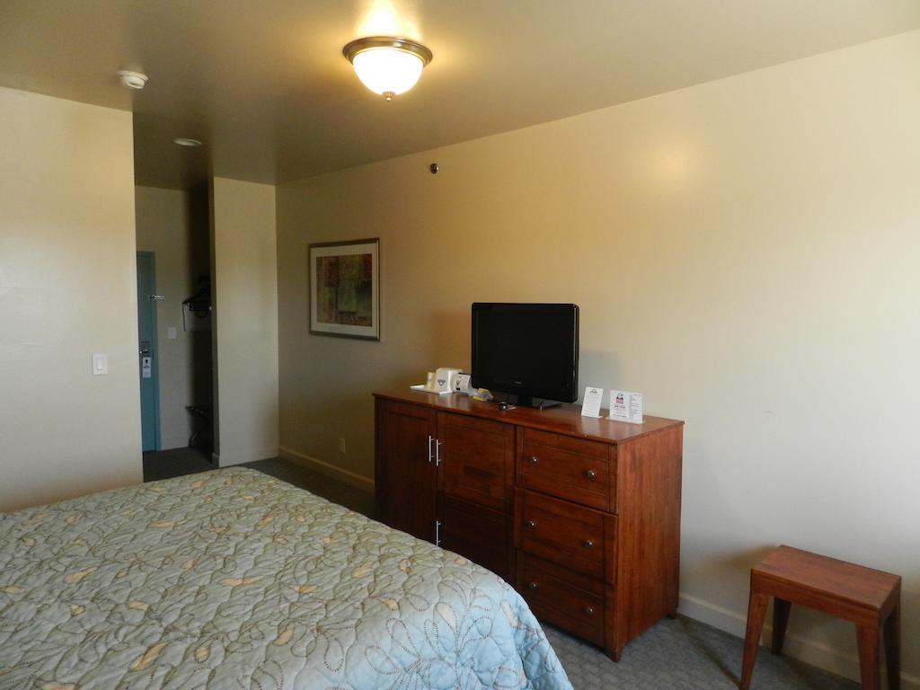One-Bedroom King Suite - Non-Smoking