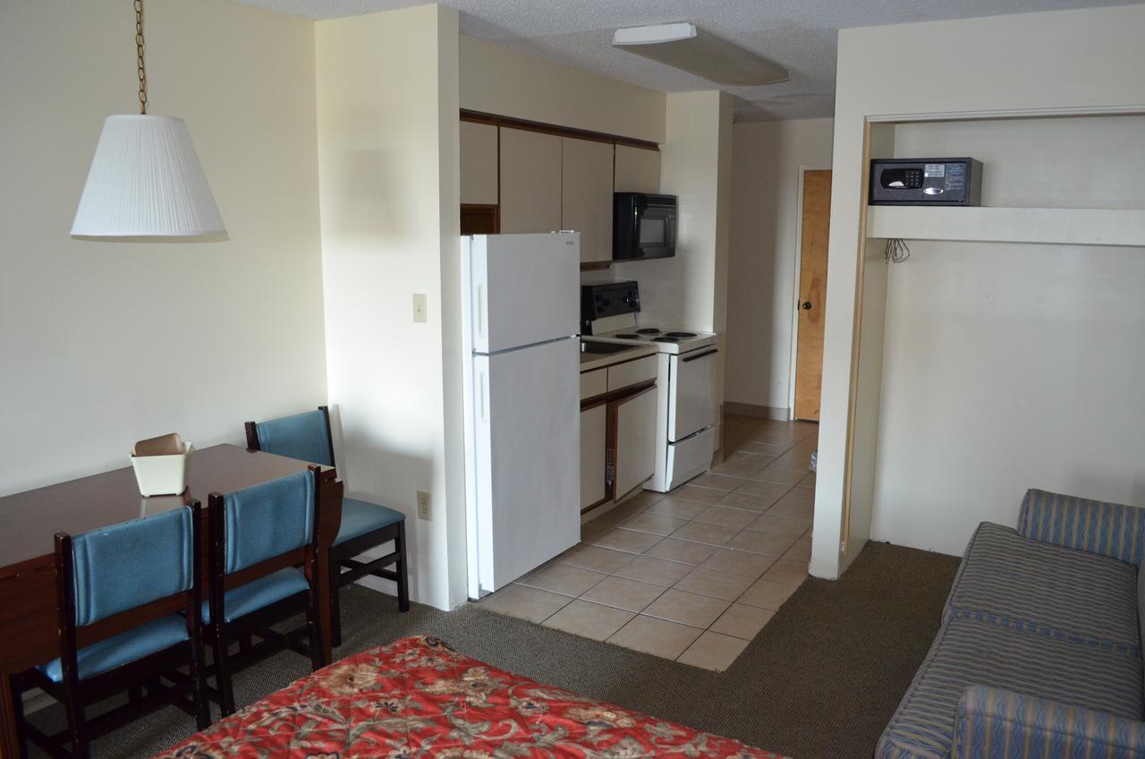 1 Room Side View Efficiency with 2 Queen Beds - T4