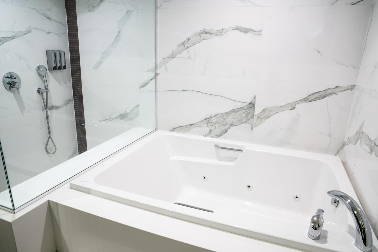 Romantic Suite, 1 King Bed, Jetted Tub,648101034:JPEG