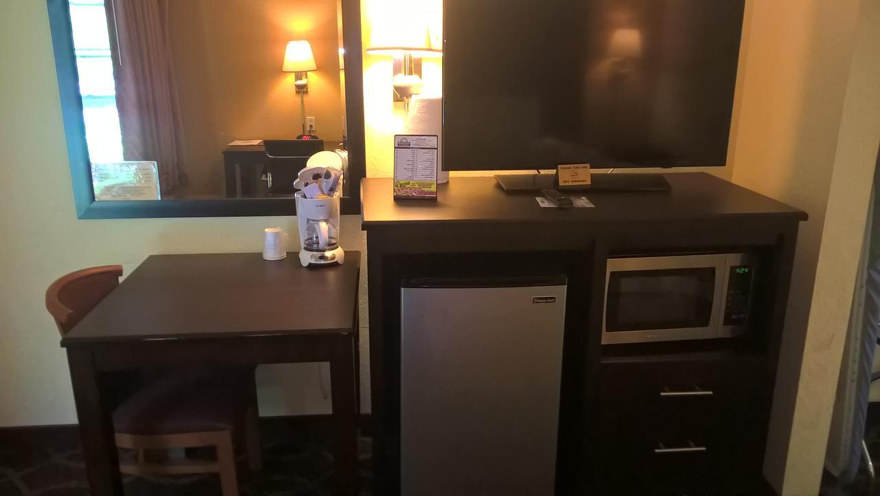 King Room with Pool View - Mobility Access/Non-Smoking