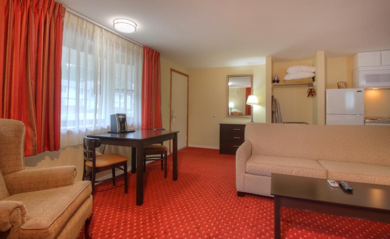 Honeymoon Suite Junior,654958590:JPEG