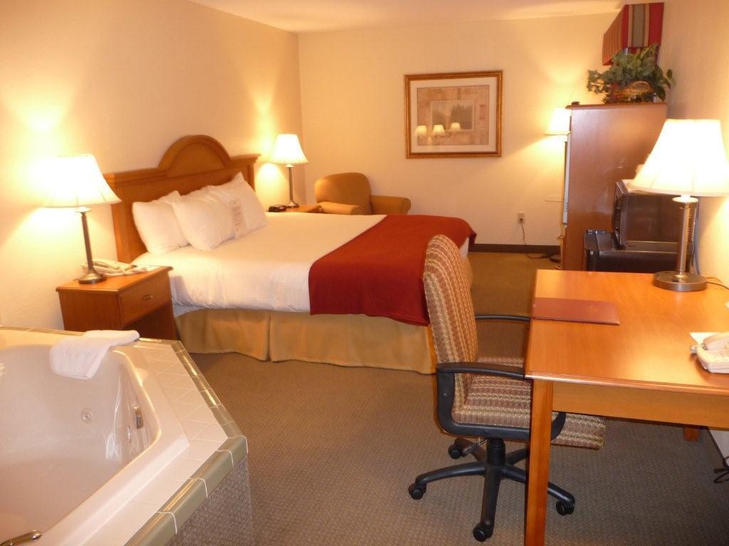 King Suite with Jetted Tub - Non-Smoking