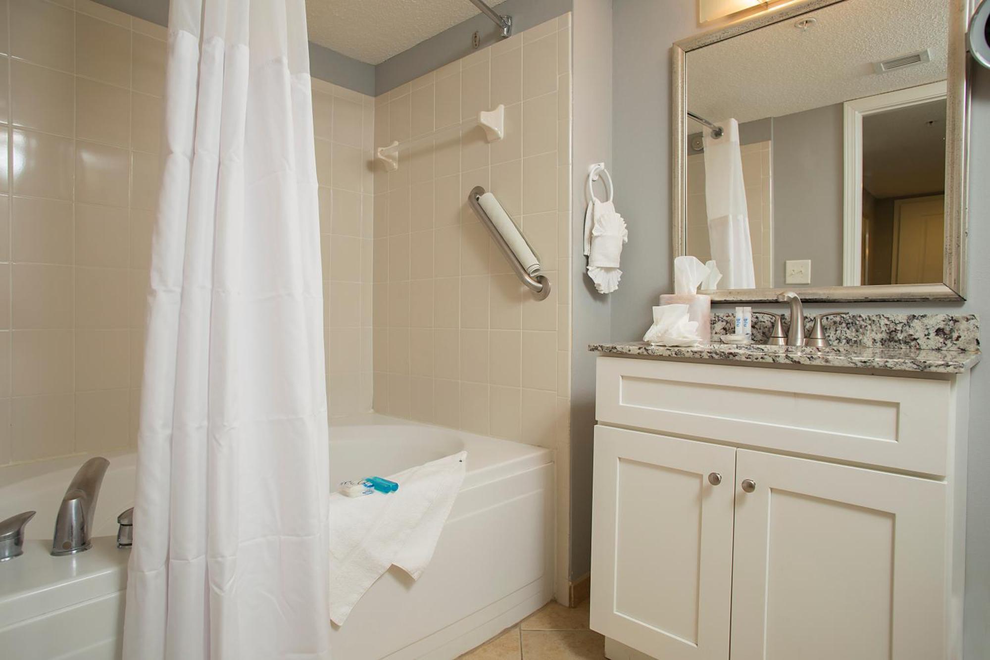 One-Bedroom Suite - Ocean Front,684449319:JPEG