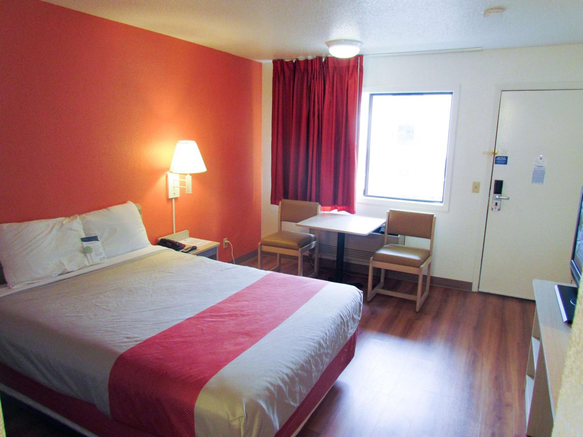 Queen Room - Non-Smoking,687836745:JPEG