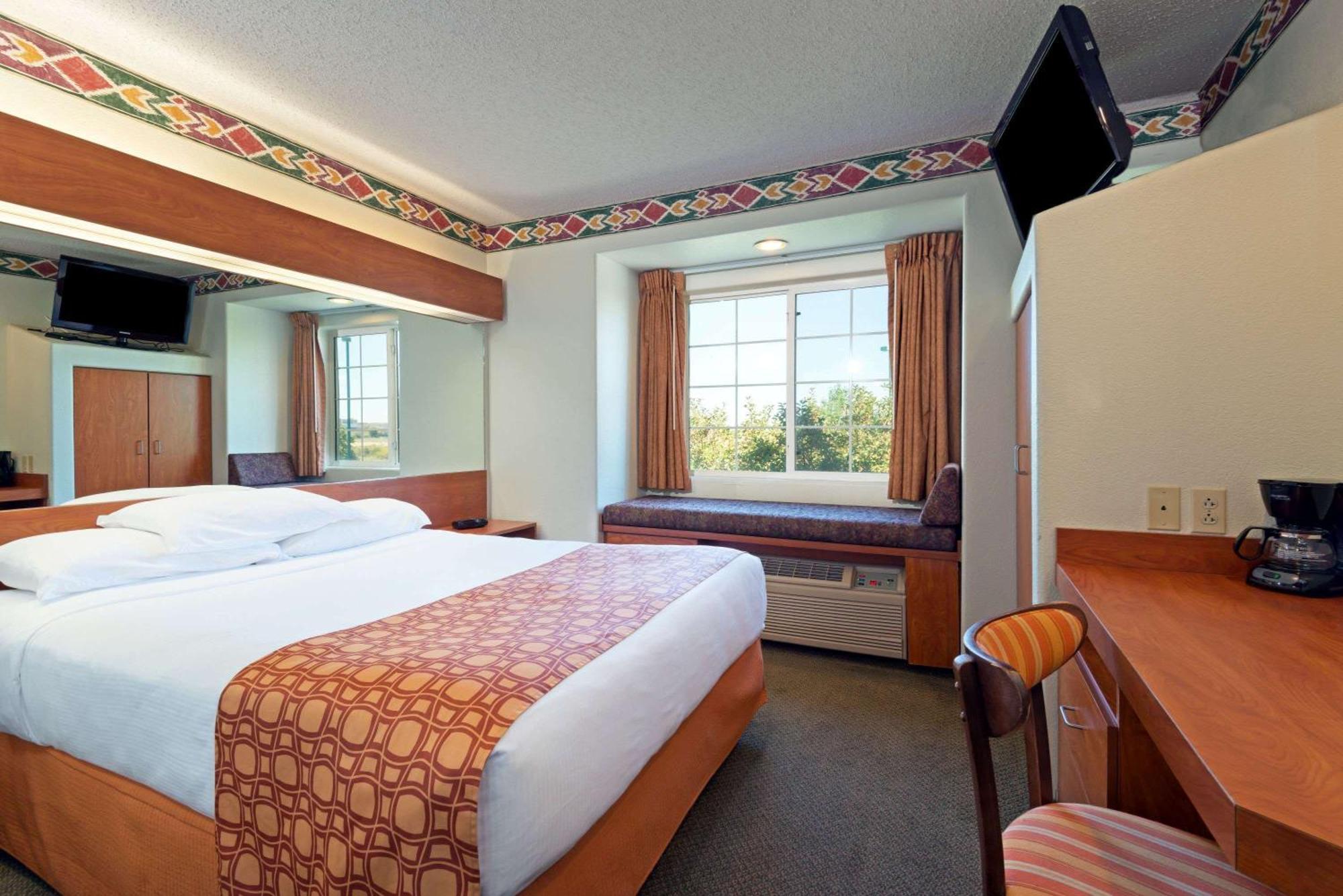 Queen Room with Bath Tub - Mobility Accessible/Non-Smoking,692434452:JPEG