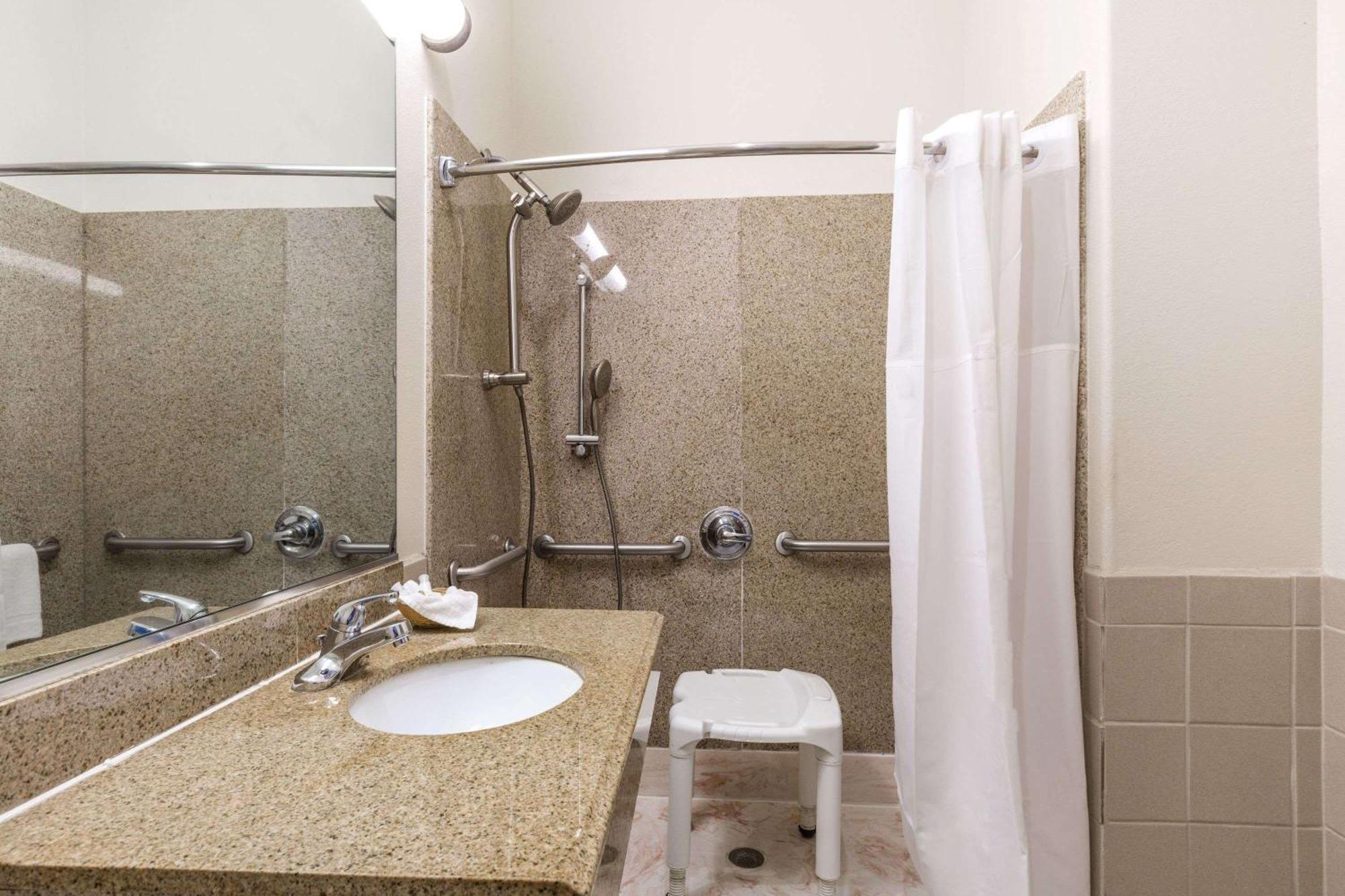 2 King Beds, Mobility Accessible Room, Roll-In Shower, Non-Smoking,933950509:JPEG