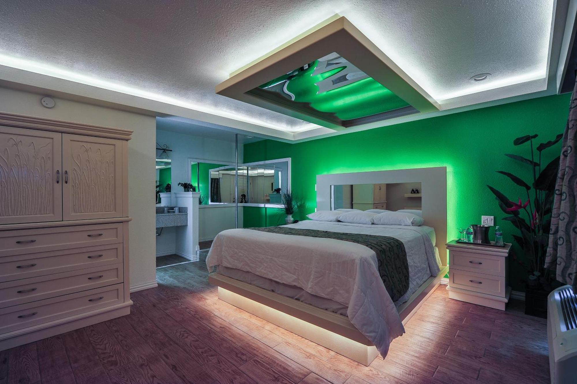 Romantic Suite,700361683:JPEG