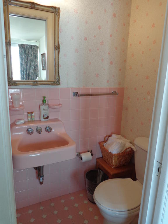 Single Room with One Double Bed,70169621:JPEG