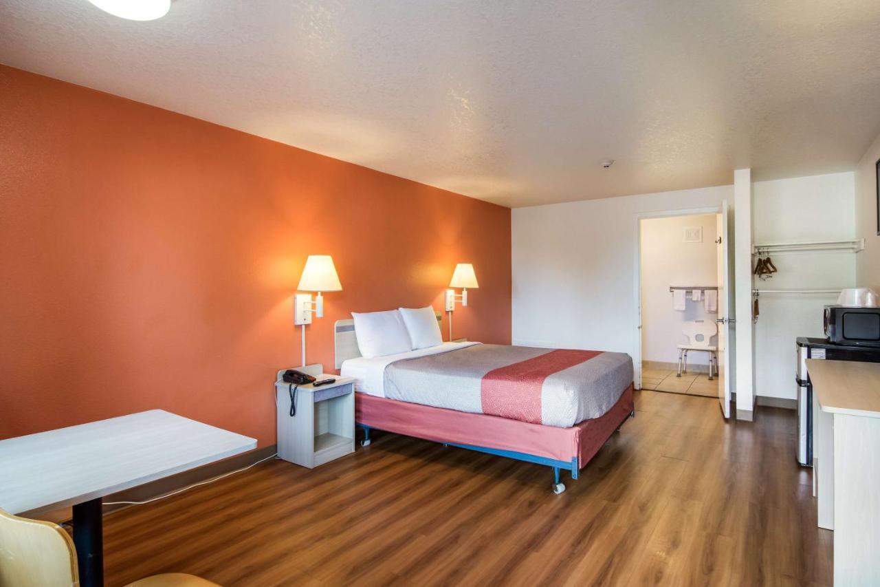 Queen Room Two Queen Beds Disability Access Non-Smoking,687836856:JPEG