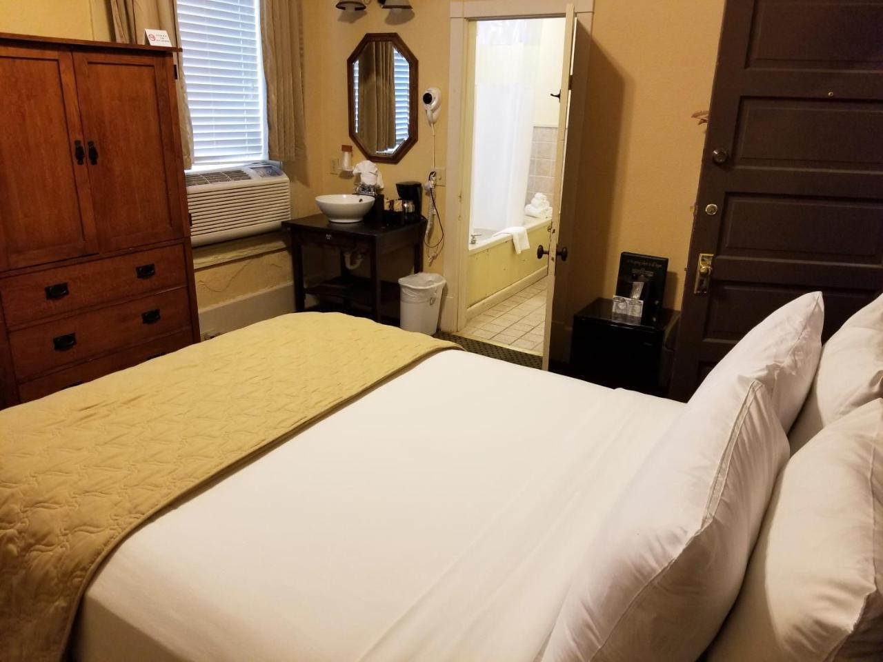 Standard Queen Room,1541329216:JPEG