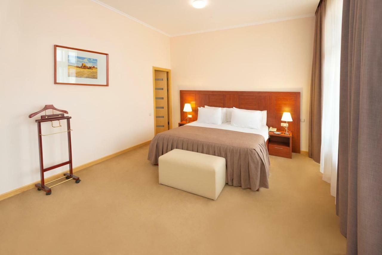 Executive Suite,786150243:JPEG