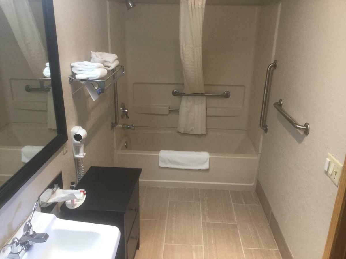 King Room with Bath Tub - Mobility Accessible/Non-Smoking
