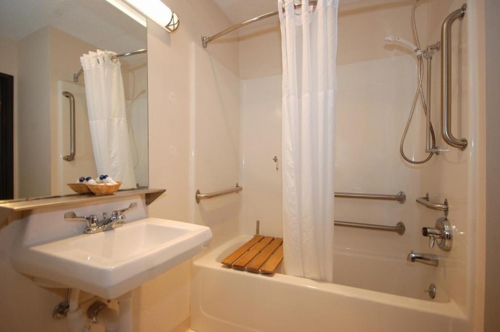 Deluxe Queen Room with Two Queen Beds - Non-Smoking,210747161:JPEG