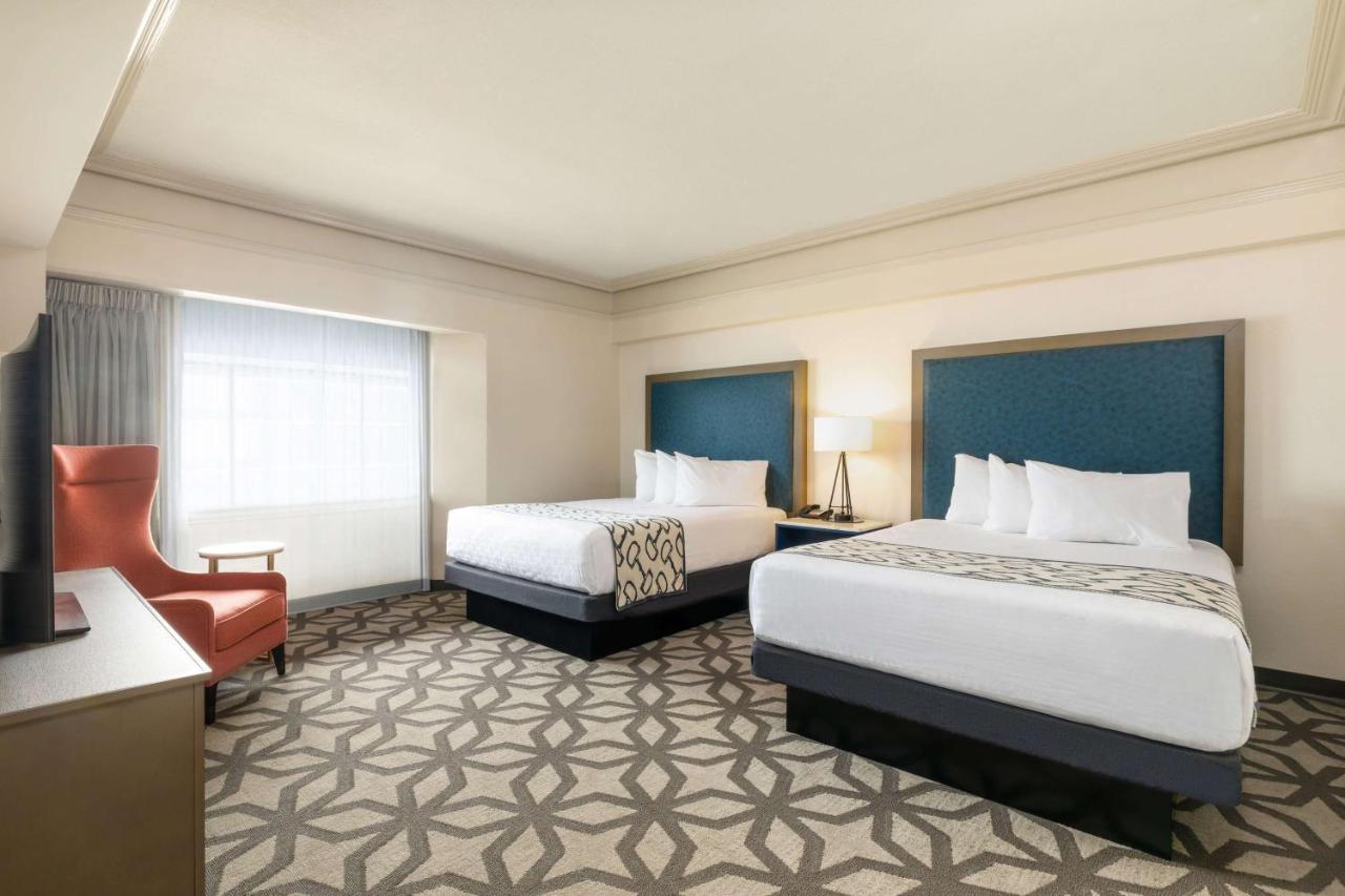 One-Bedroom Deluxe Queen Suite Water View West Tower or Non-Smoking,1610226847:JPEG