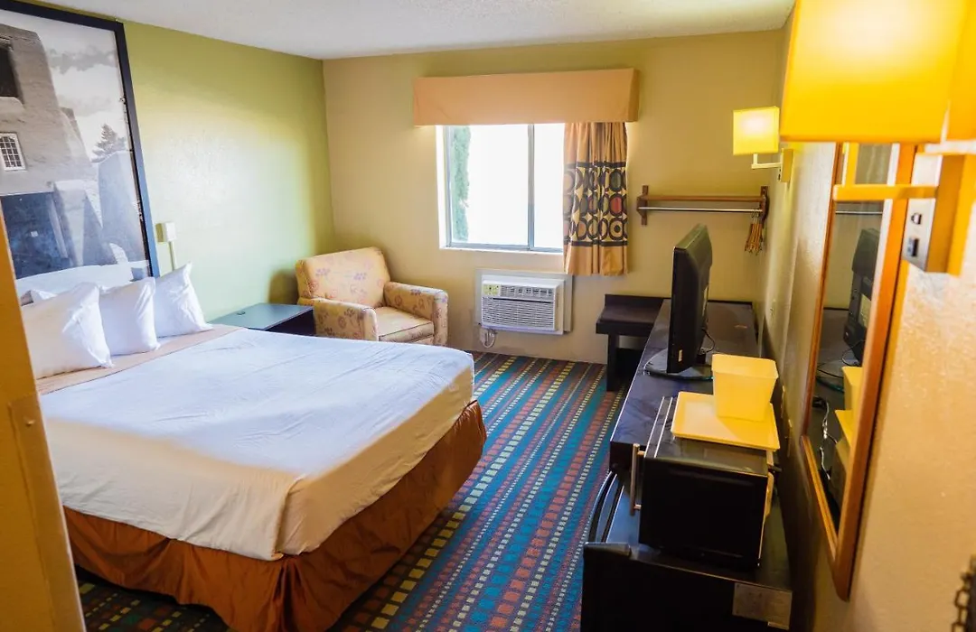 Super 8 By Wyndham Belen Nm-1