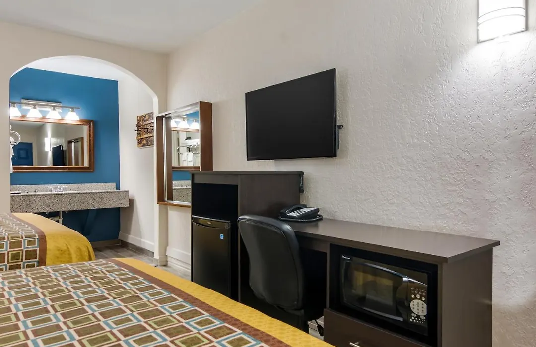 Rodeway Inn Broken Bow-Hochatown-1