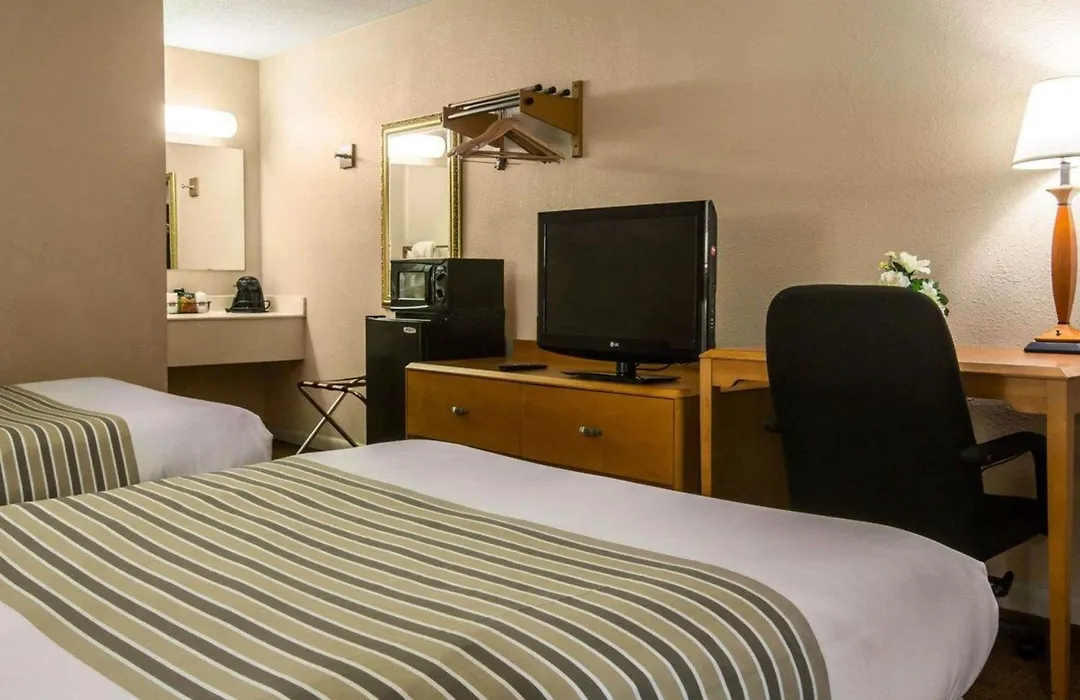 Econo Lodge Inn & Suites Columbus Near Fort Benning-1