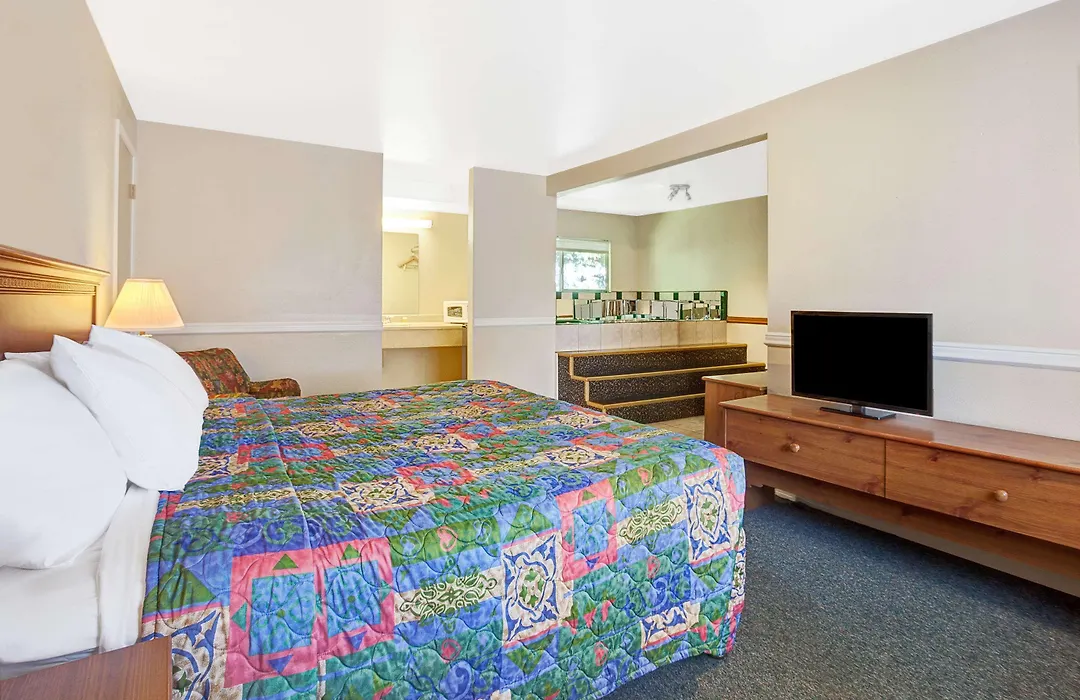 Days Inn By Wyndham Everett-1
