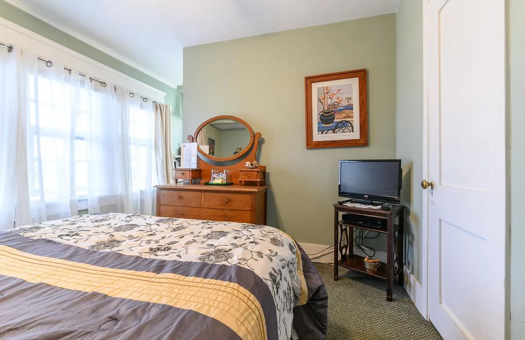 Beachrunners Inn-1