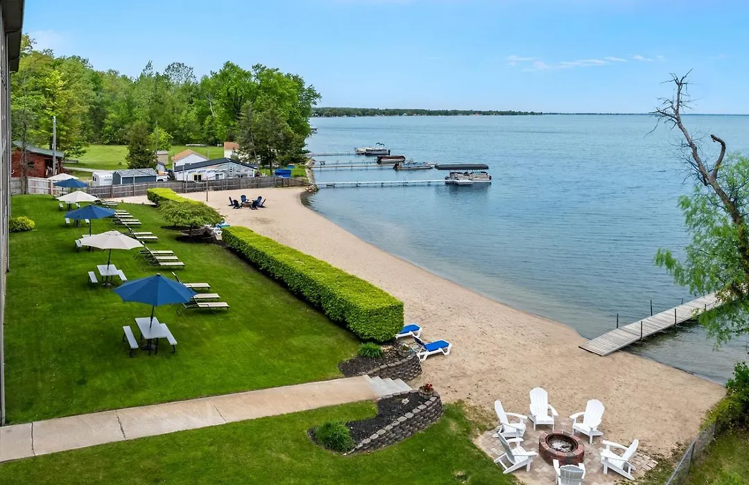 Beachfront Hotel Houghton Lake-1