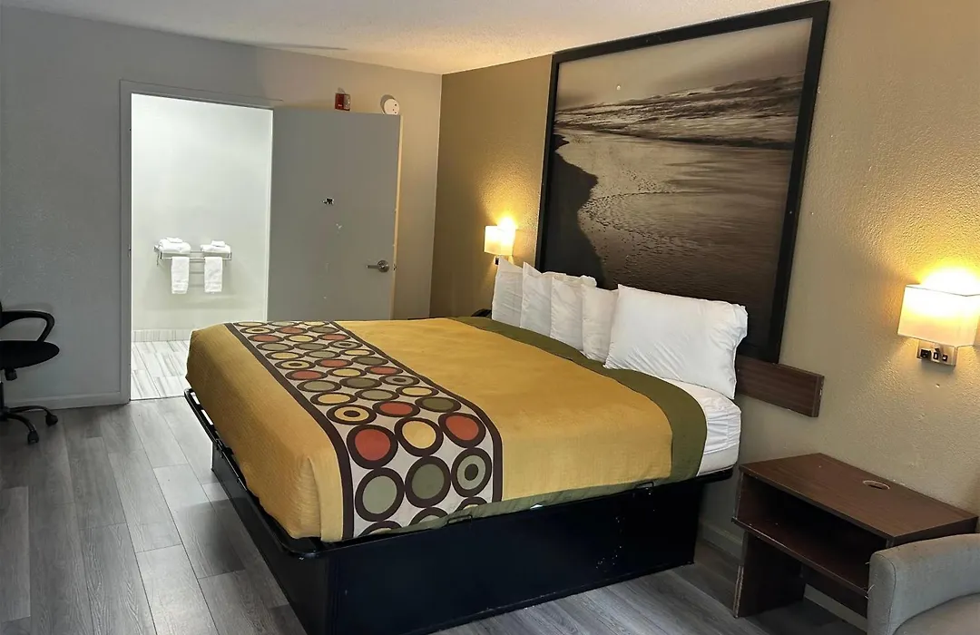 Super 8 By Wyndham Fayetteville-1