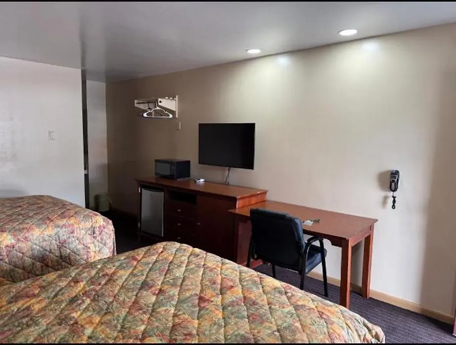 Deluxe Inn-1
